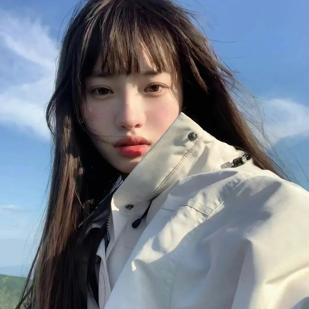 黑暗中的两个人 封面